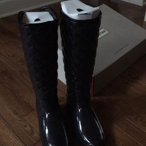 Hunter Refined Gloss Quilt Tall Boots size 7. Color Aubergine (eggplant )